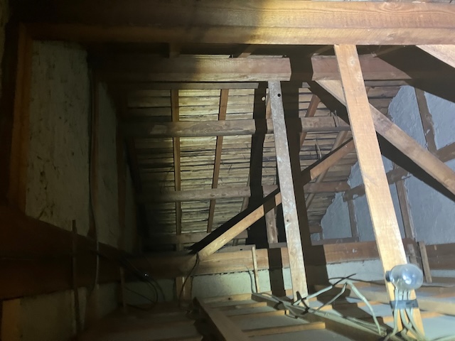 北名古屋市不適切なラバーロック工法の雨漏りで野地板が腐食・屋根裏の状態確認。葺き替え工事をご提案致しました